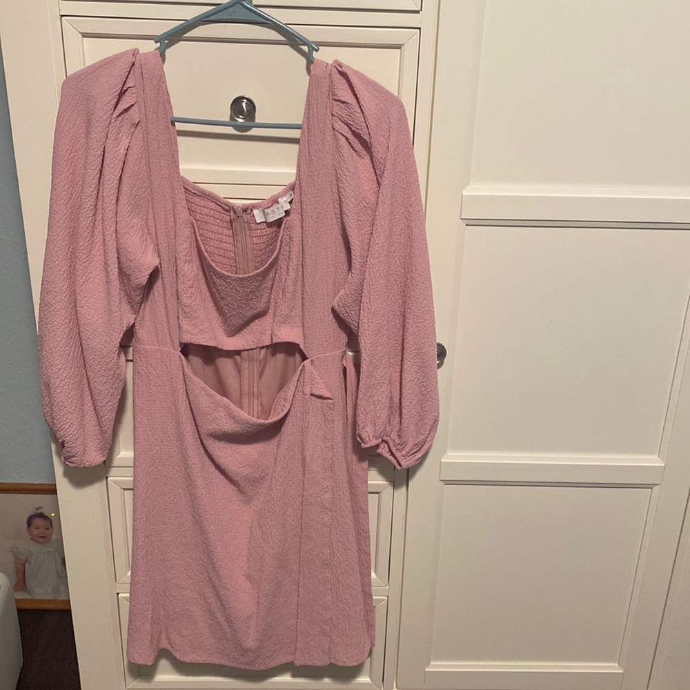 Pink dress with sleeves and cut-out